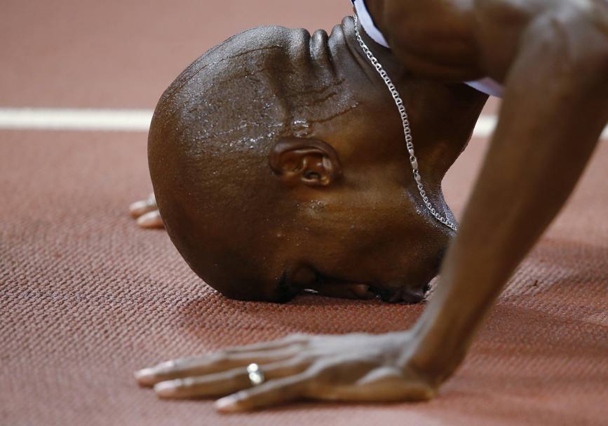 Il britannico Mo Farah bacia la pista dopo il trionfo nei 5000 metri (Reuters)